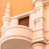 La parte pi� in basso, di colore bianco, presenta elementi barocchi dall�andamento a spirale...